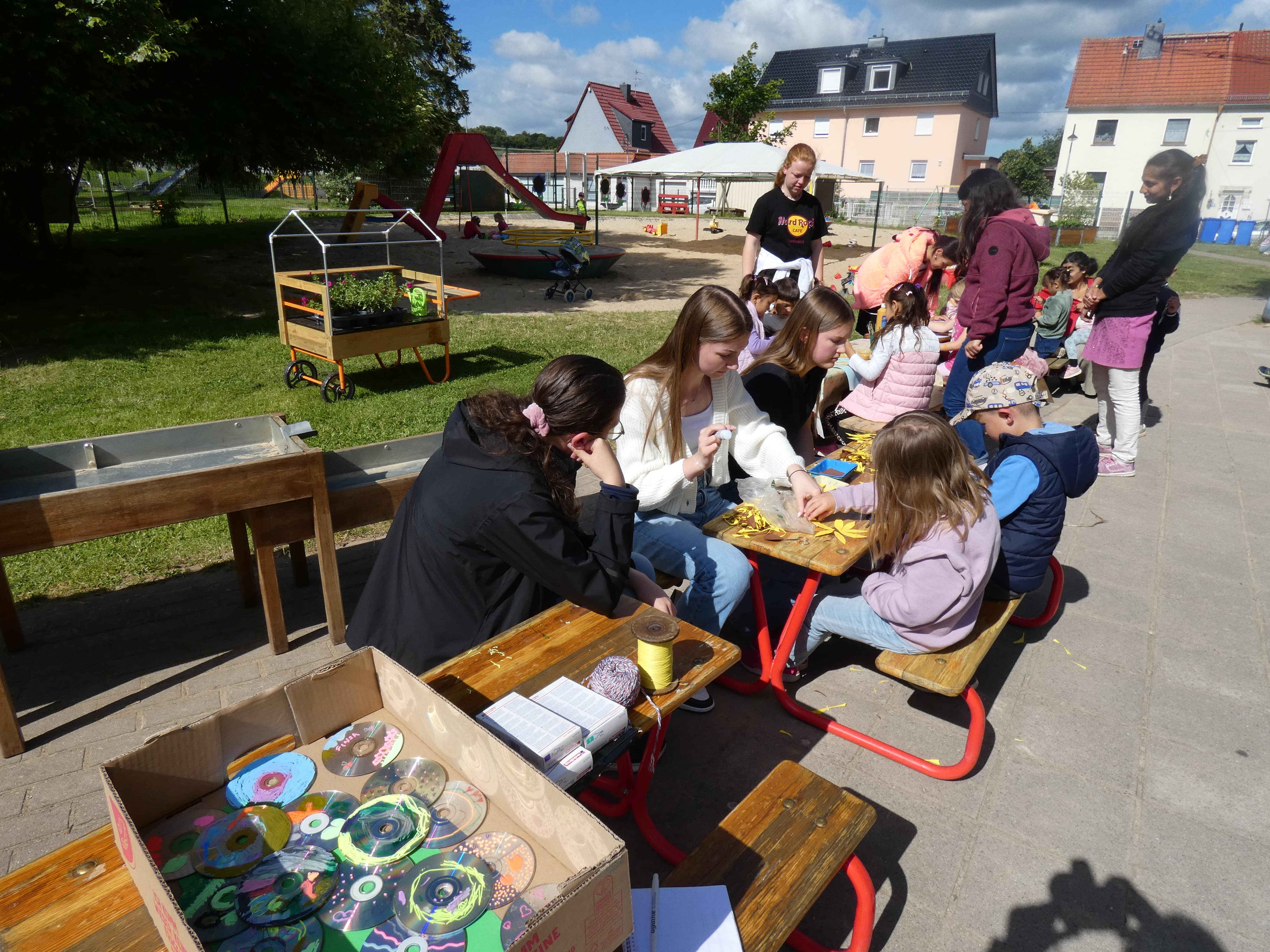 AWO Kita Seilermnnchen basteln mit den Kindern min
