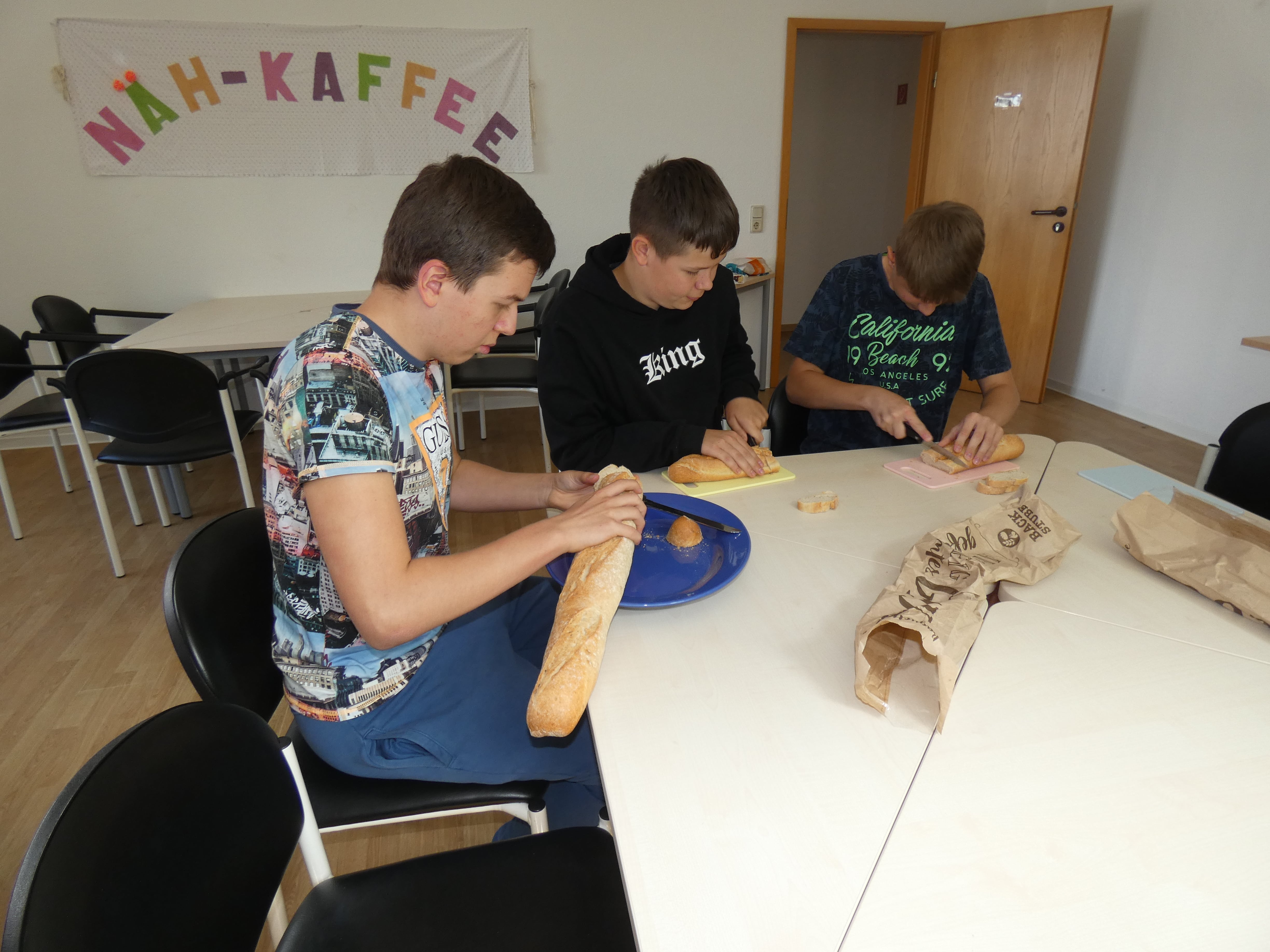 Der Knotenpunkt Baguette schneiden fr Suppenkche min